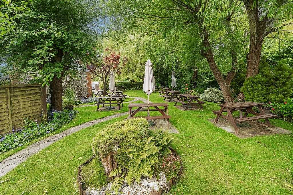Lot: 147 - FREEHOLD PUBLIC HOUSE WITH LIVING ACCOMMODATION ABOVE - Pub garden with picnic benches